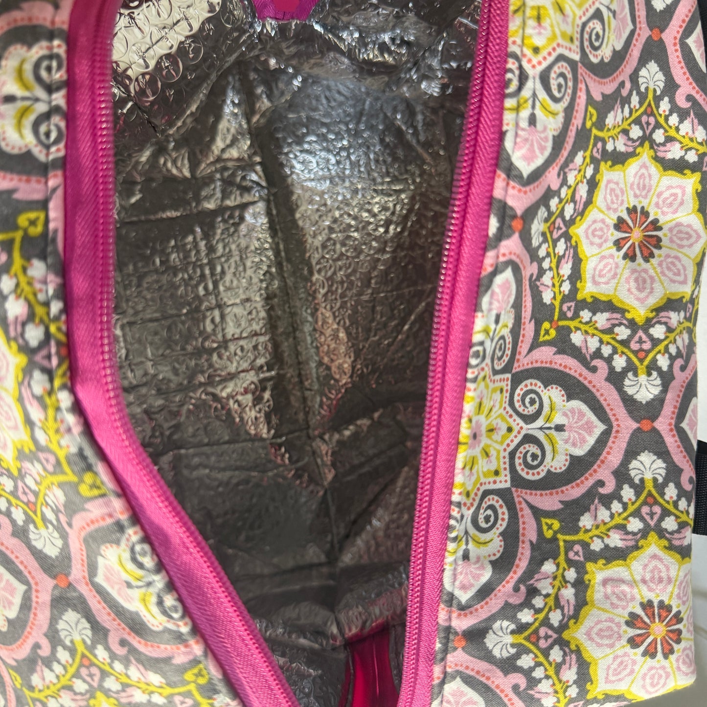 Luxury Handmade Insulated Lunch Bag – Elegant Fabric Design with Hot Pink Zipper